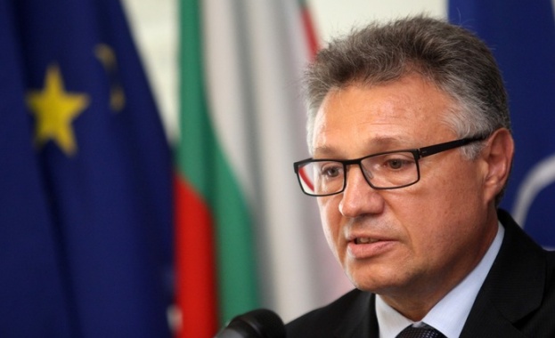 Шаламанов прехвърля част от армейските сделки през НАТО?