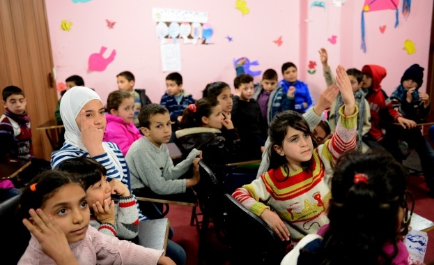 Над 400 деца бежанци не ходят на училище у нас заради административни пречки