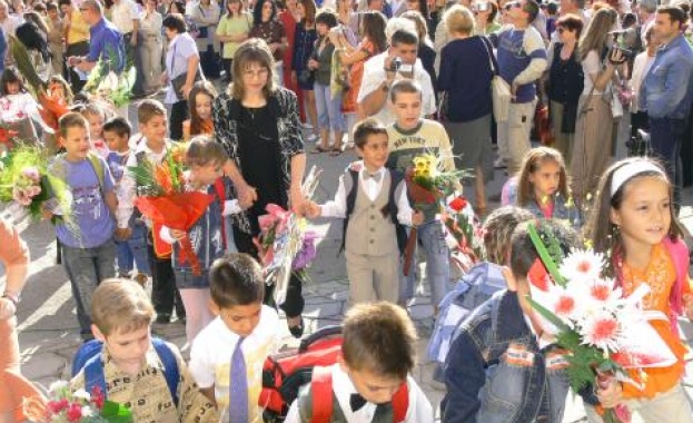 Подаването на молби за еднократната помощ за първокласници продължава до 30 септември 