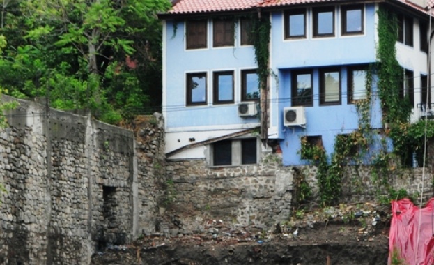 Къщи в Стария град пред падане заради нов строеж