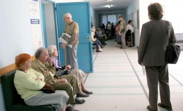 Болници и чиновници може да останат без пари