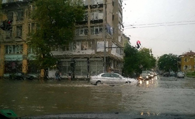 Порой удави Бургас и Поморие, 50 души блокирани на остров Св. Анастасия