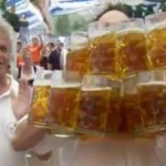 Германец счупи рекорда за носене на най-много халби бира 