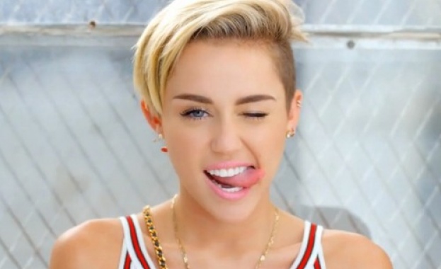 Майли Сайръс се сгоди