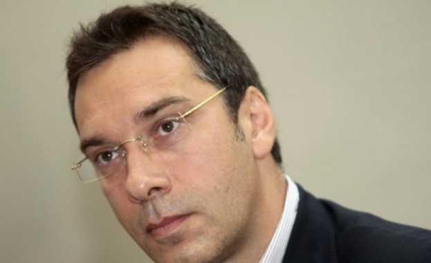 Кметът на Бургас награди трима спасители, вадили с голи ръце бедстващите в Отманли