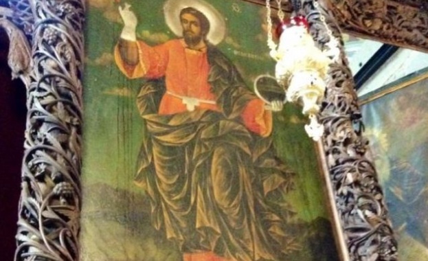 Миро потече от ръцете на Христос  