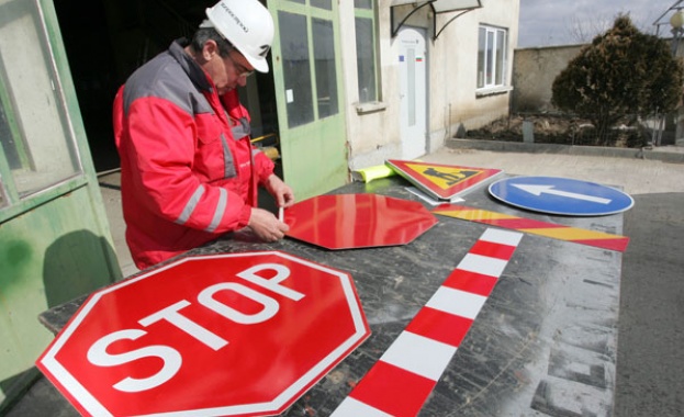 Всички пътни знаци в България стават светлоотразителни