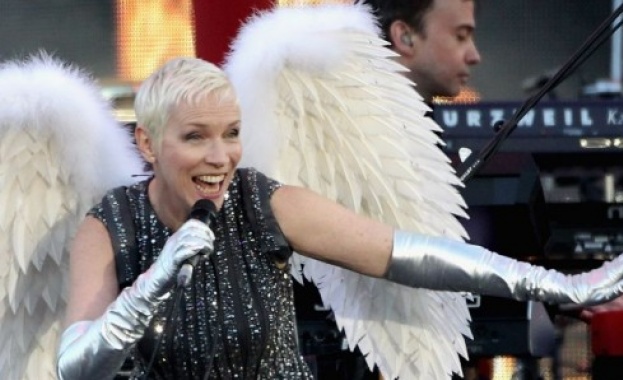 Ани Ленъкс сложи край на кариерата си 