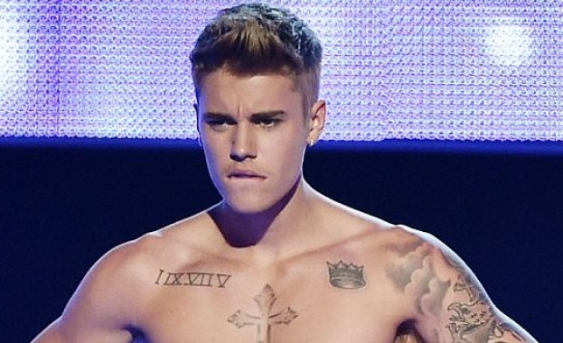 Бийбър остана по боксерки на сцената /видео/