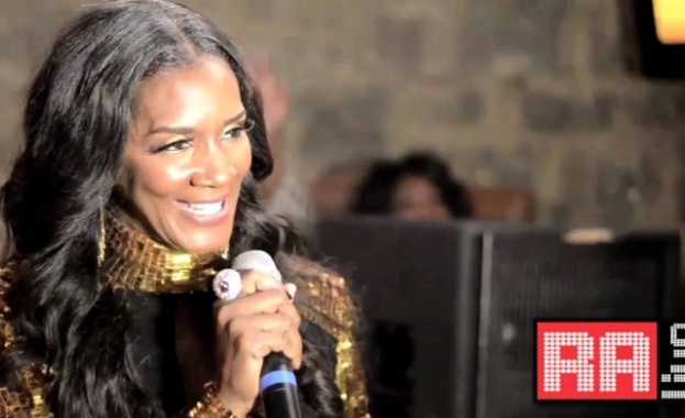 Певица остана без зъб по време на концерт /видео/