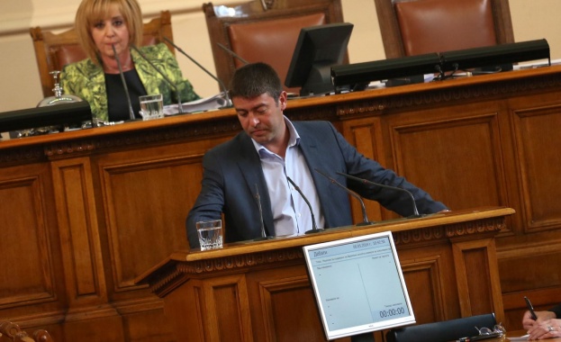 Имената в листите трябва да са подредени по азбучен ред, смята Страхил Ангелов