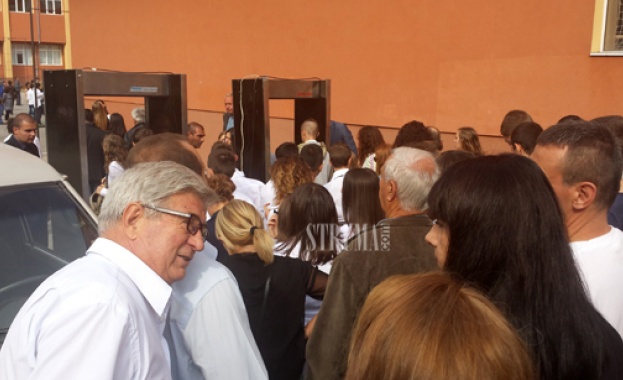 Ученици минават през детектор за оръжие заради Плевенелив  