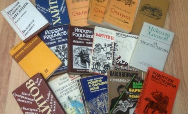 БСП-София дарява книги на Хайтов на училища