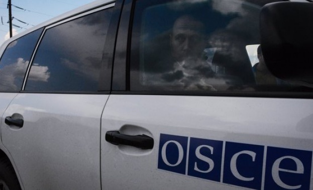 Наблюдатели на ОССЕ попаднаха под артилерийски огън в Източна Украйна 