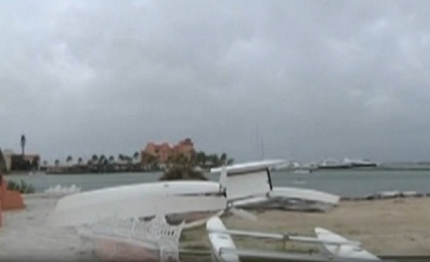 Хиляди туристи бяха евакуирани от Мексико заради урагана Одил