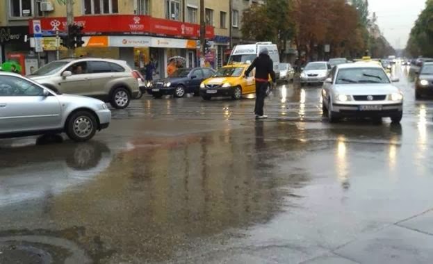 Жълт код за валежи е обявен в десет области