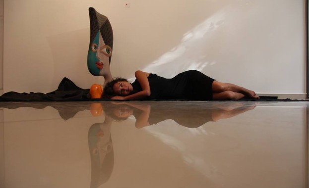 Скулптура и слово описват съвременната жена в два паралелни свята