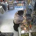 Мъж обра магазин с банан /видео/