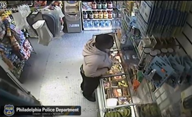 Мъж обра магазин с банан /видео/