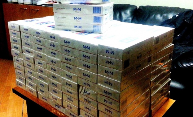 Туристка с 1490 контрабандни кутии цигари спряха на Лесово