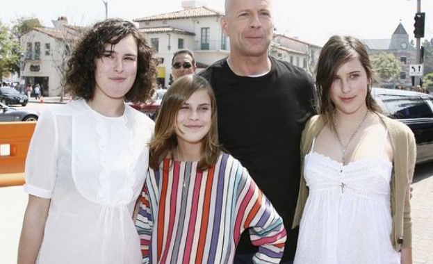 Щерките на Брус Уилис пак изложиха баща си /снимки/