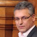 Образованието става приоритет чрез увеличаване на средствата, а не чрез кухи законодателни постановки