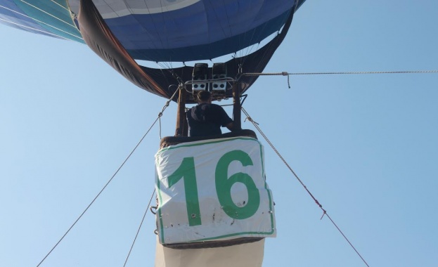 Огромен балон украси центъра на морската столица за срещата на Николай Цонев с варненци