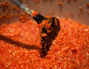 Необичайно изобретение на железничар улеснява правенето на домашна лютеница