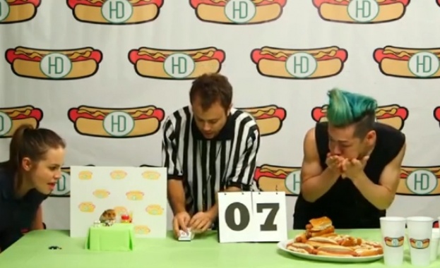 Хамстер победи в състезание по бързо ядене на сандвич