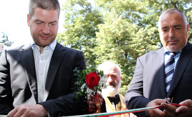 В ГЕРБ е така – финансираме, строим и си режем лентичка