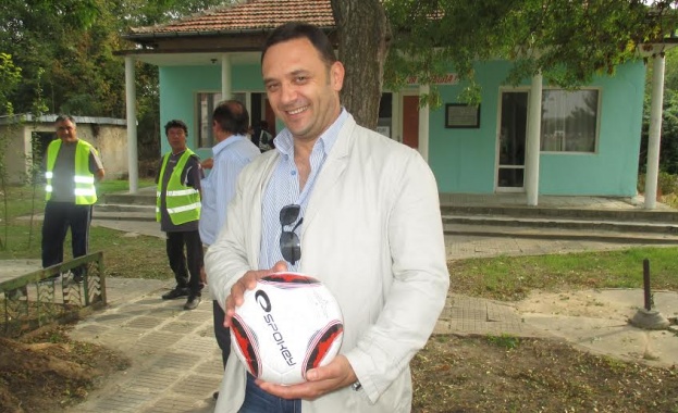 Село благодари на кандидат-депутат, че след 10 години отново да има футболен отбор