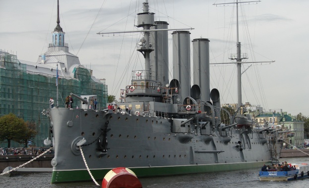 Крайцерът „Аврора" напусна стоянката си