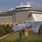 Пуснаха по вода най-големия круизен кораб с виенско колело на него 