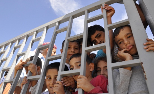 Девет деца на бежанци на училище в Земен