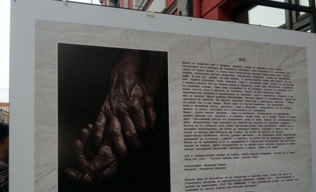 Изложба разкрива историите на самотни възрастни хора