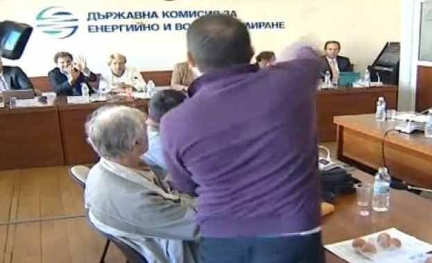 Граждани след стрелбата с яйца: ДКЕВР е маша в ръцете на енергийната мафия