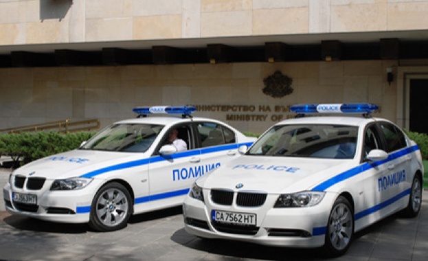МВР задържа 2 души за кражби на луксозни автомобили 