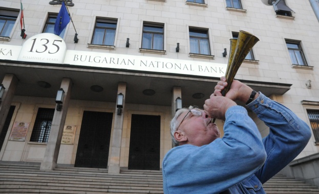 Икономист: Трябват пари, а не идеи за спасението на КТБ