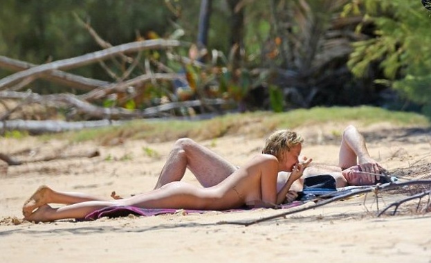 Звездата от "Аватар" Сам Уортингтън и приятелката му Лара Бингъл като Адам и Ева 