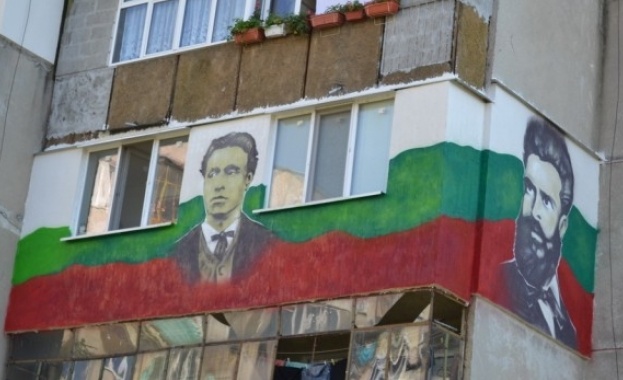 Изрисуваха Левски и Ботев на фасадата на жилищен блок 