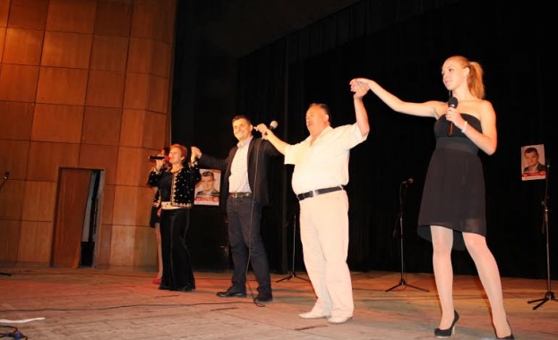 "БСП - лява България" закри предизборната си кампания в Трявна с благотворителен концерт