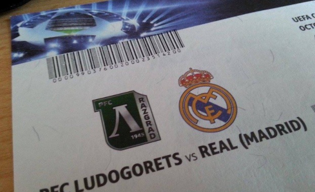 Кандидат-депутати раздават билети за Лудогорец-Реал