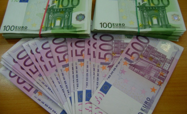 Контрабандни 29 500 евро в облеклото на чуждестранен гражданин откриха митничари
