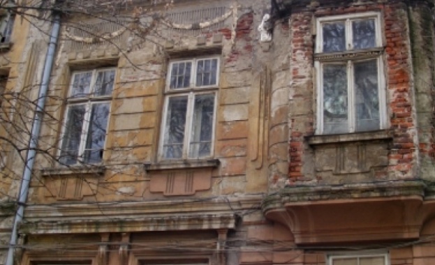 Опасна сграда в центъра на София За това сигнализираха родители