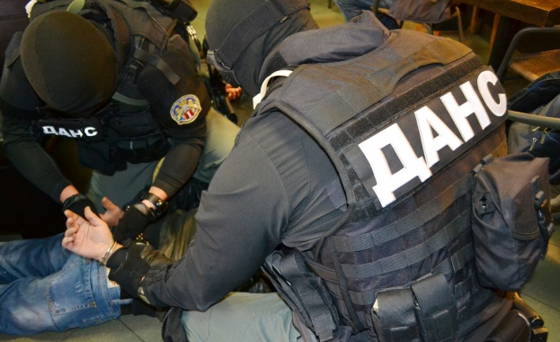 Прикриват арест на служител на ДАНС-Варна 