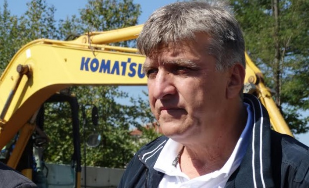 Манол Генов на първа копка на училище в Боянци Манол Генов на първа копка на училище в Боянци