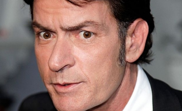 Американският актьор Чарли Шийн е нападнат от жена в дома