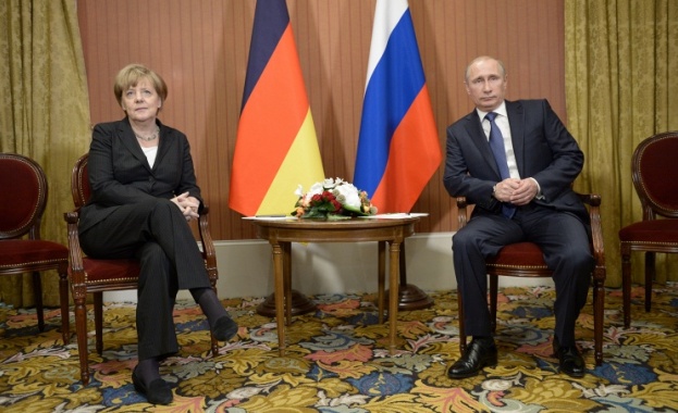 Путин и Меркел обсъдиха съблюдаването на примирието в Украйна