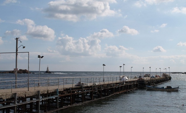 Ремонтират пристанищния мостик в Ахтопол