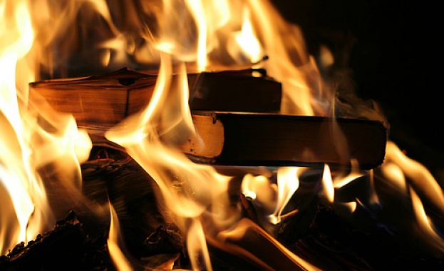 В Украйна горят книги и документи, напомнящи за миналите връзки с Русия